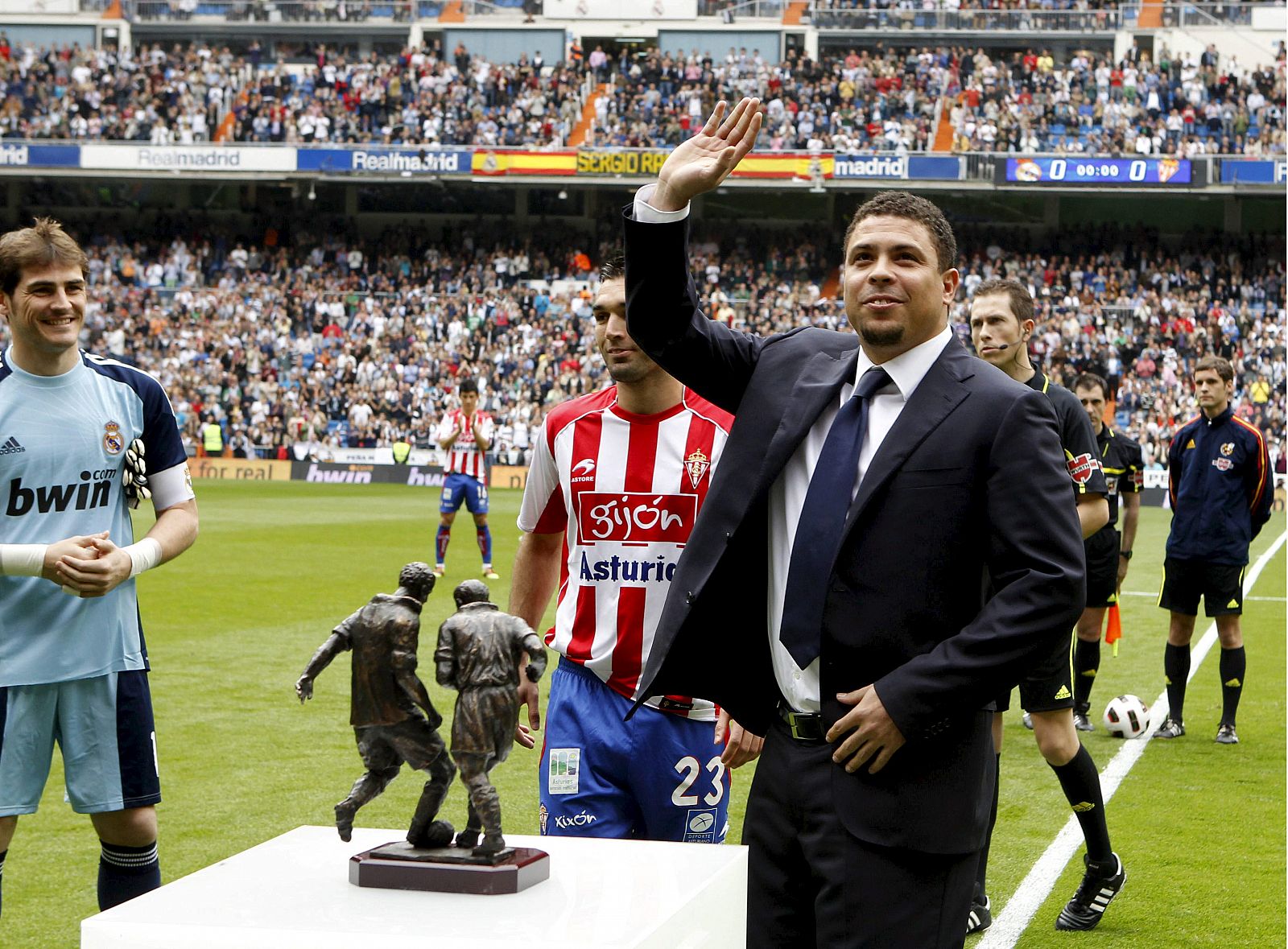 El ex jugador brasileño del Real Madrid Ronaldo Nazario, saluda a la grada del Bernabéu