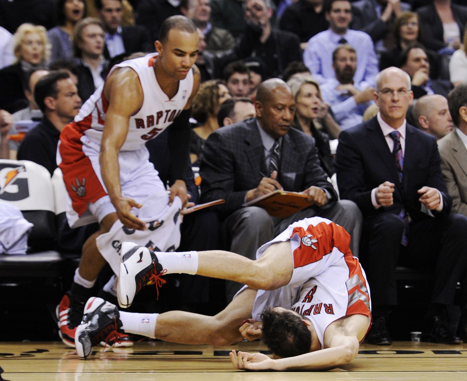 José Manuel Calderón cae al suelo ante su compañero Jerryd Bayless.