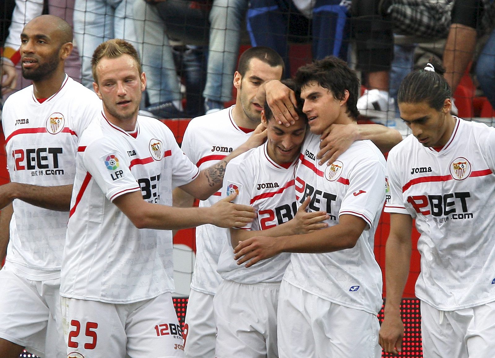 Los jugadores del Sevilla celebran el gol de Diego Perotti (derecha)