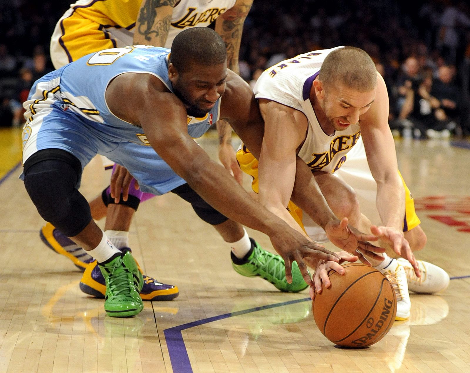 El jugador de los Nuggets de Denver Raymond Felton (i) disputa la bola con Steve Blake (d) de los Lakers