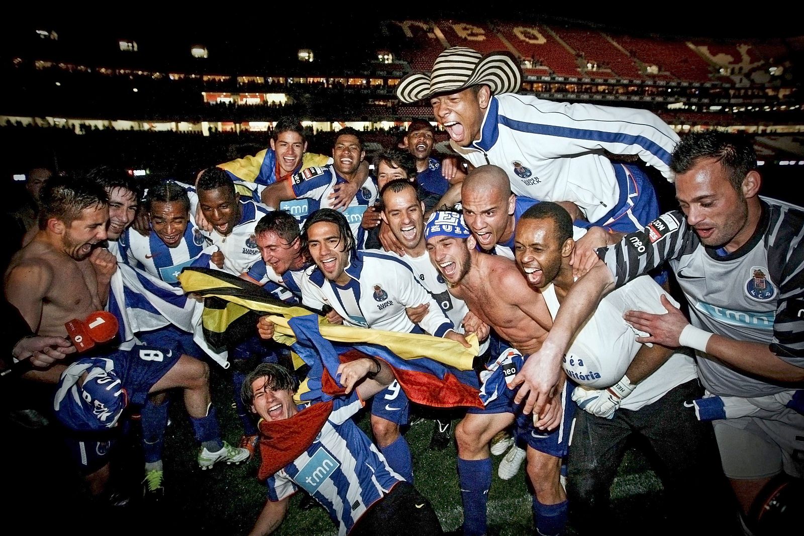 Los jugadores del FC Oporto celebran el título de la Liga portuguesa después de derrotar al Benfica 1-2.