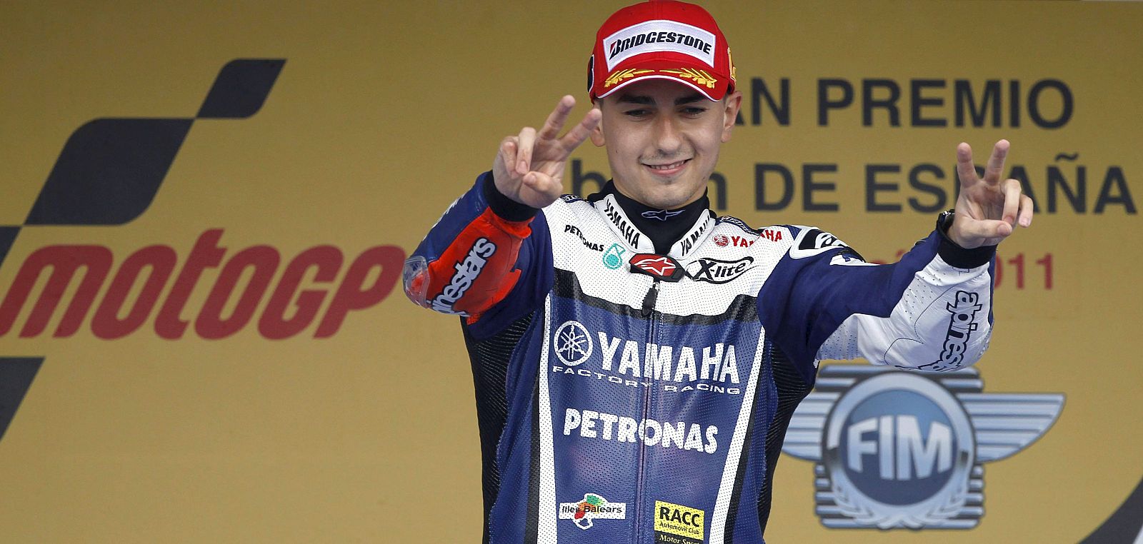 Jorge Lorenzo celebra en el podio su victoria en el Gran Premio de España