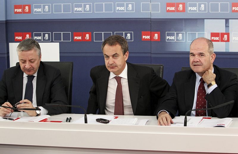 El presidente del Gobierno y secretario general del PSOE, José Luis Rodríguez Zapatero, junto al ministro de Fomento y vicesecretario general, José Blanco, y al vicepresidente tercero y presidente del partido, Manuel Chaves