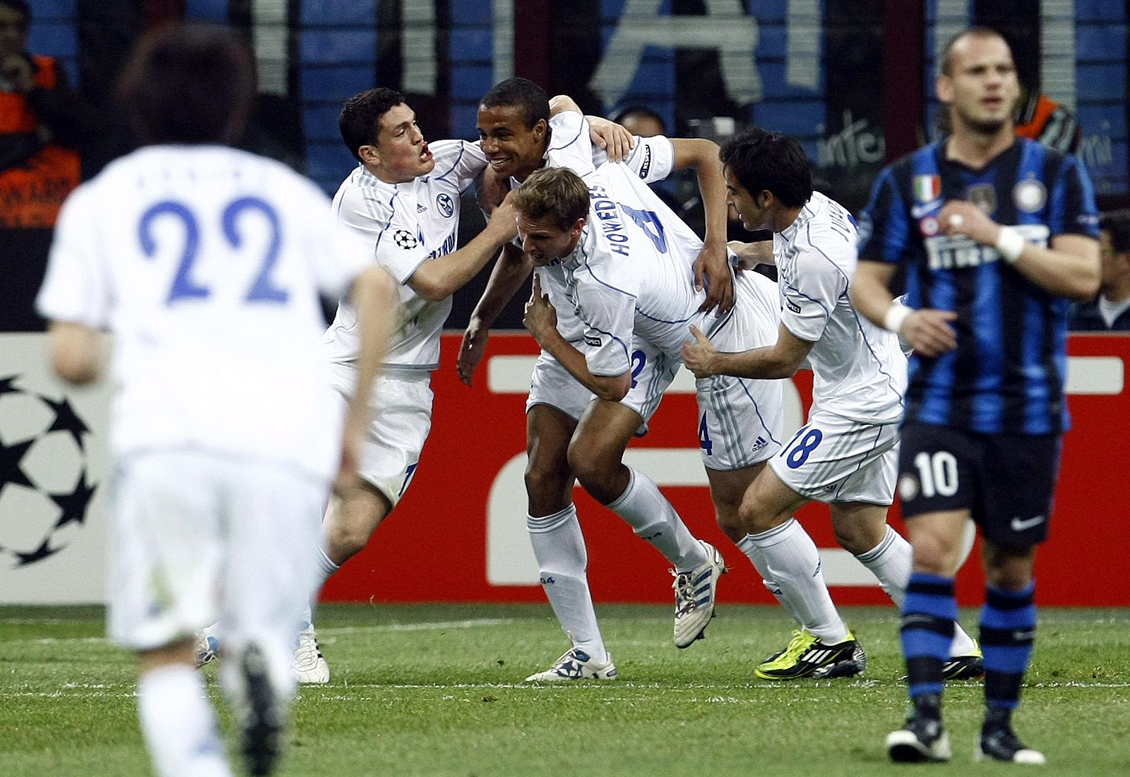 El jugador del Schalke, Matip, celebra el gol ante el Inter con sus compañeros