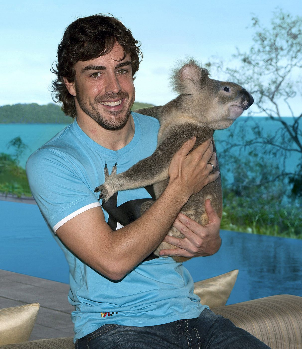 El español Fernando Alonso, dos veces campeón del Mundo de Fórmula Uno, abraza a un koala durante su descanso en Hamilton Island.