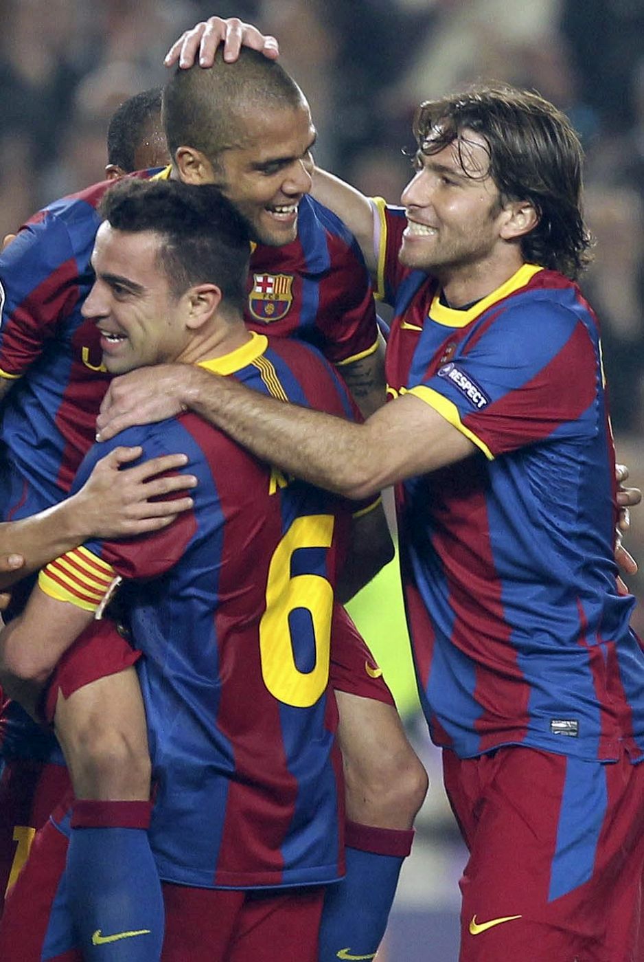 Maxwell celebra un gol con sus compañeros Alves y Xavi Hernández.