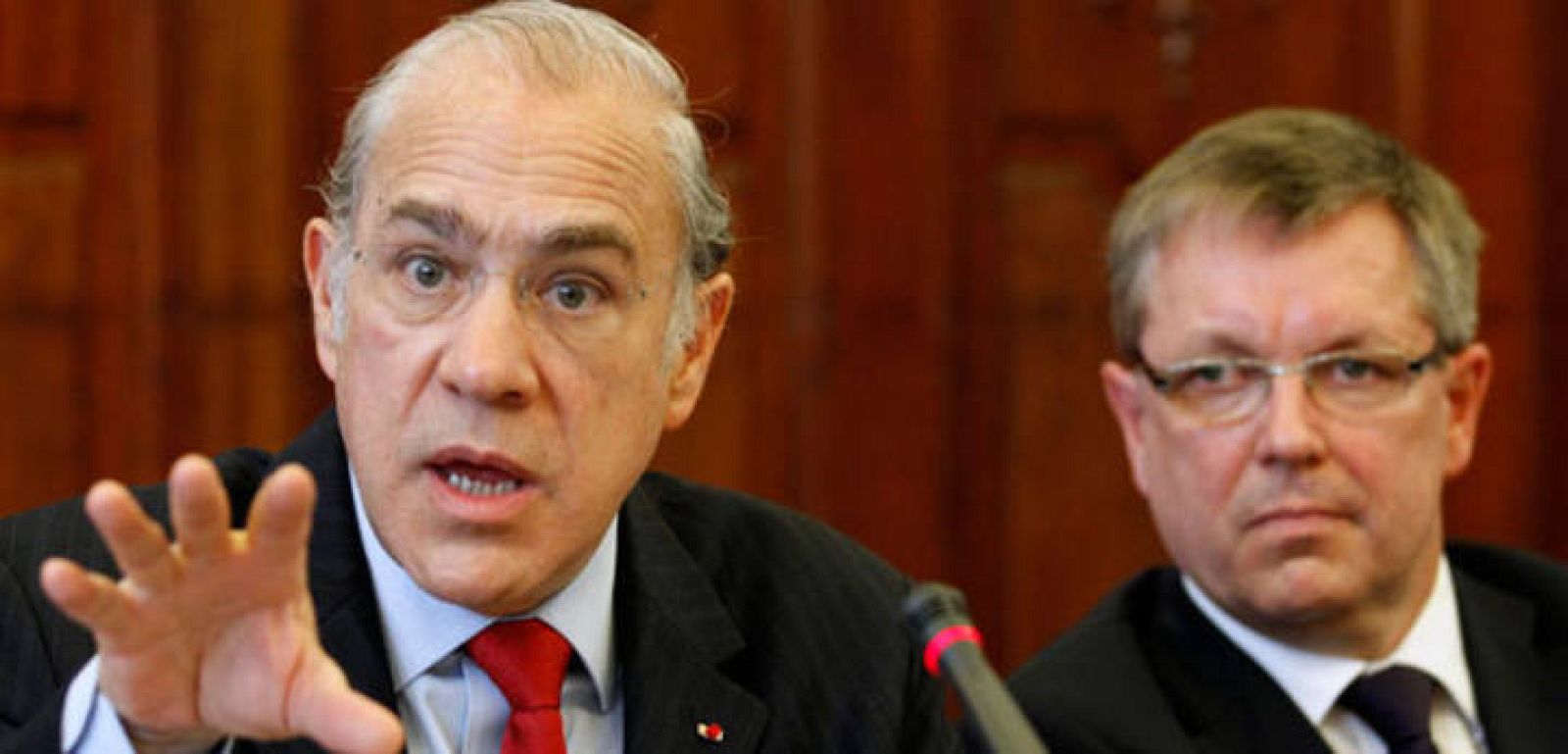  El mejicano Ángel Guría, Secretario General de la OCDE, junto al ministro de Economía húngaro,Gyorgy Matolcsy, en Budapest, este jueves.