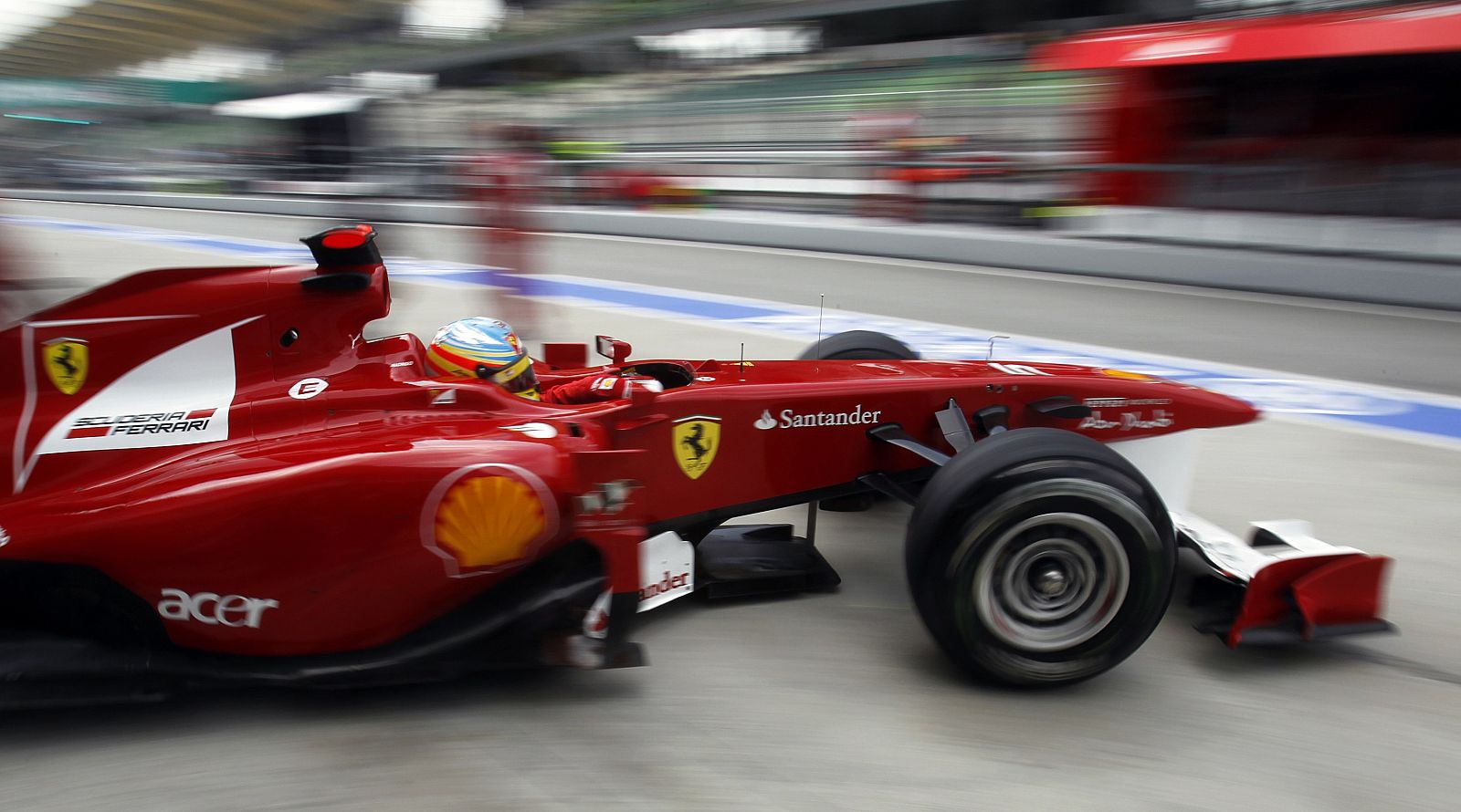 El Ferrari de Fernando Alonso sale del pit durante la primera sesión libre en el circuito de Malasia