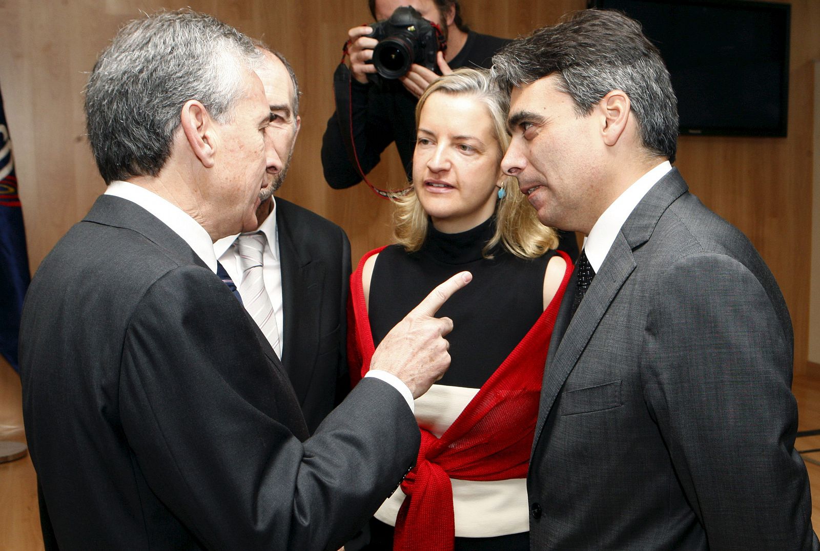 El secretario de Estado para el Deporte, Albert Soler, junto al ministro de la Presidencia, Ramón Jáuregui, y la directora general de Deportes del CSD, Matilde García.