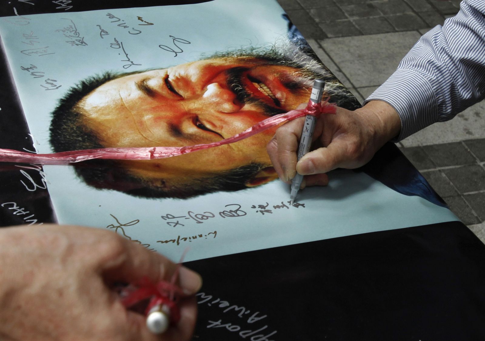 Recogida de firmas en Hong Kong para pedir la liberación de Ai Weiwei