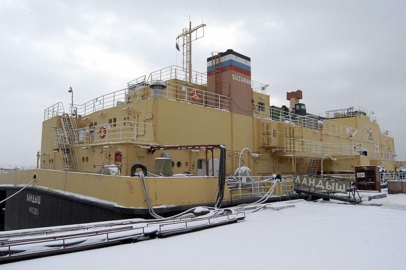 La planta flotante para el tratatamiento de agua contaminada Suzuran, amarrada en Vadivostok