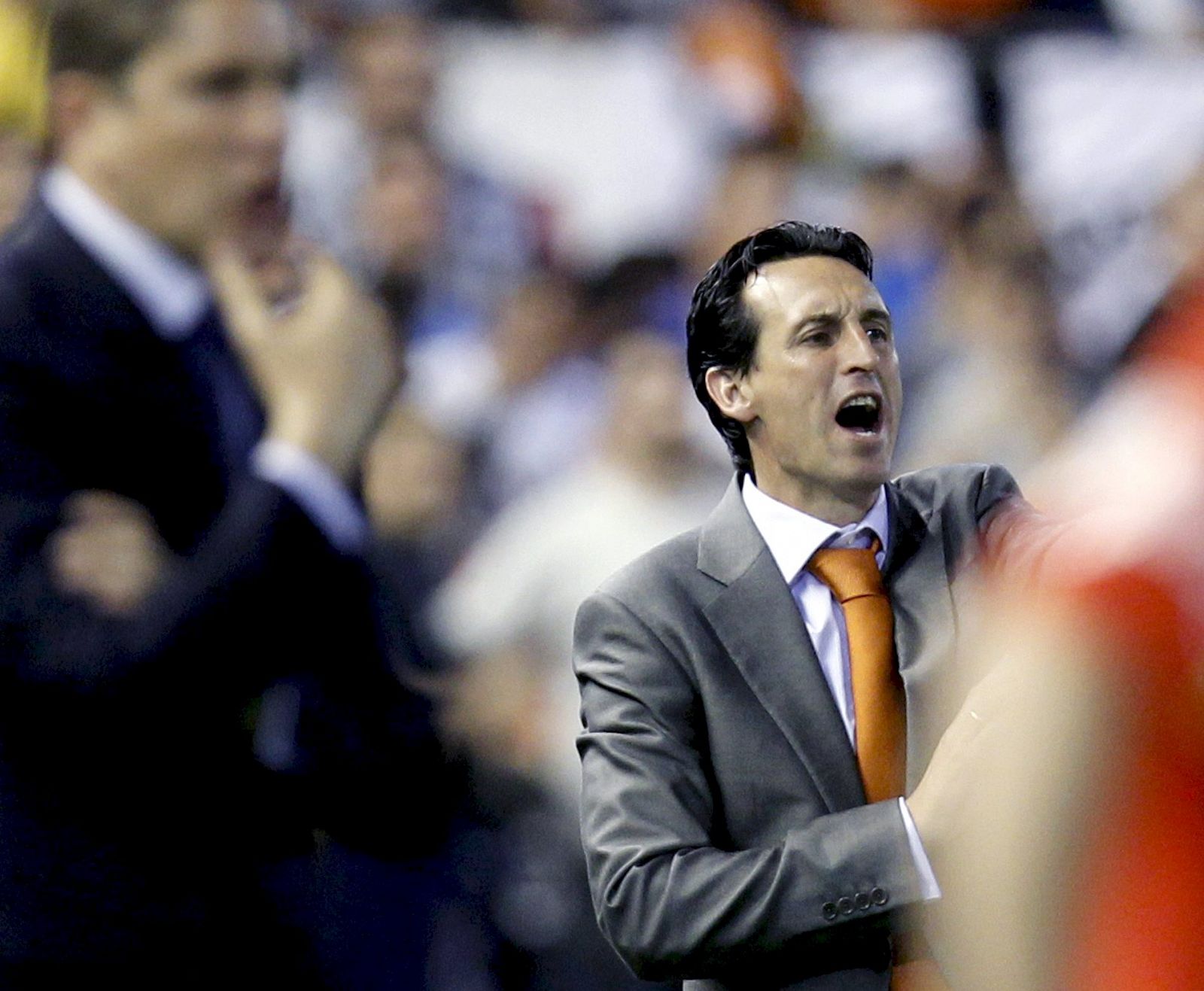 El entrenador del Valencia Unai Emery (d) da instrucciones a sus jugadores durante el partido de Liga ante el Villarreal.