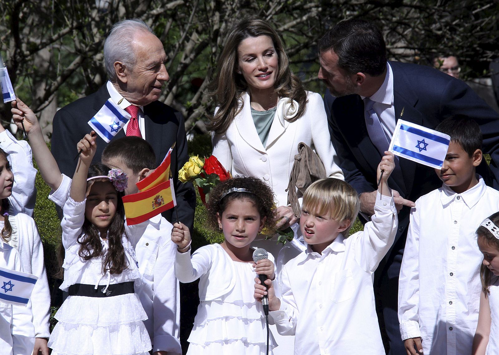 El príncipe Felipe charla con el presidente israelí, Simón Peres, a la izquierda, y su esposa, la princesa Letizia