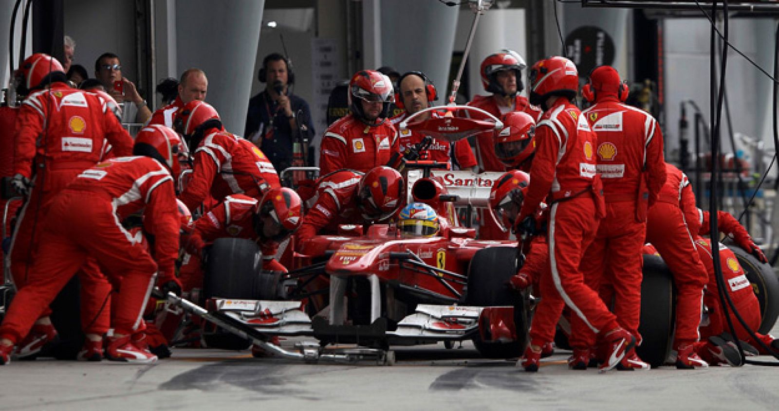 Fernando Alonso realiza una parada en boxes en el circuito de Albert Park durante el Gran Premio de Austraia.