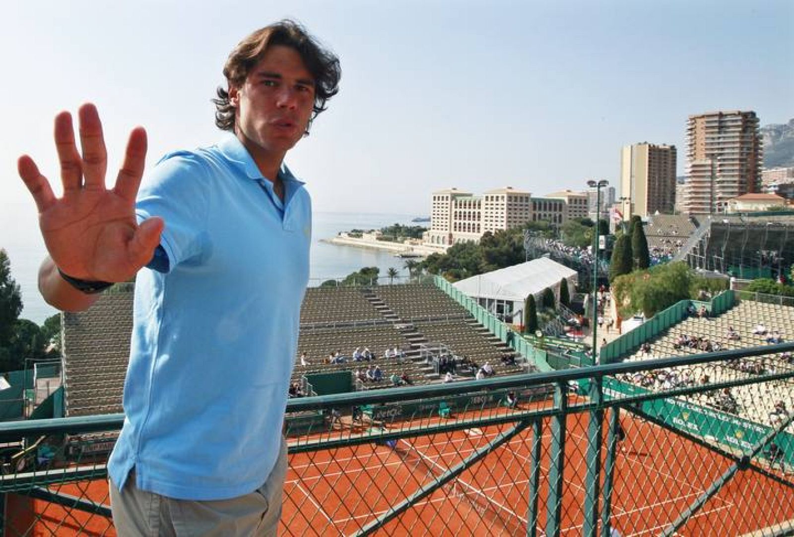 Nadal saluda a la cámara en un encuentro con periodistas en la pista de Montecarlo.