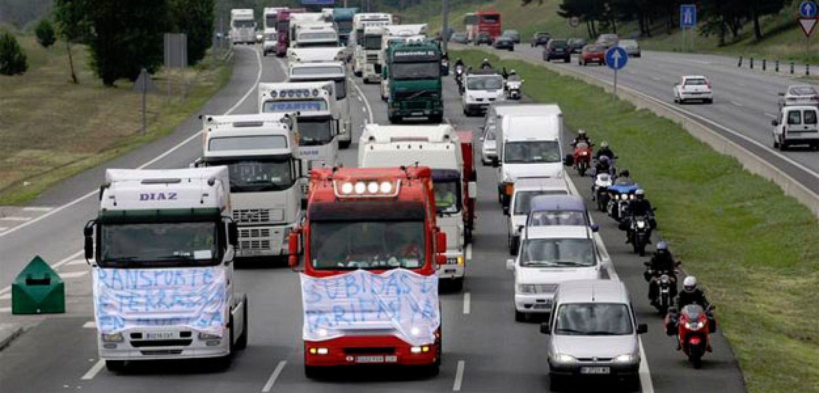Marcha lenta de camiones en la autopista C58, en el área metropolitana de Barcelona, con motivo de la huelga convocada en junio de 2008