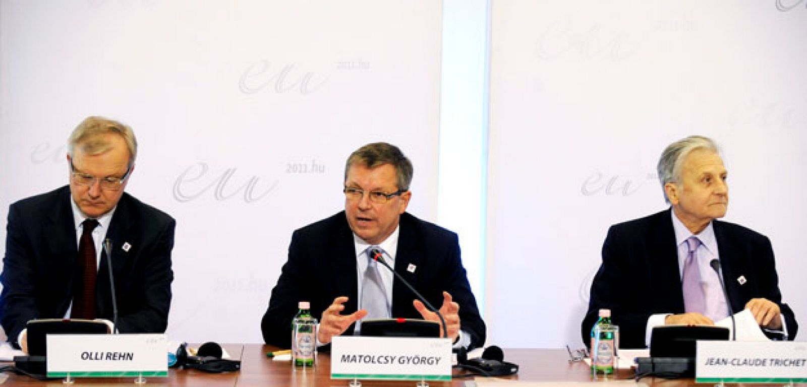 El comisario de Asuntos Económicos y Monetarios, Olli Rehn, el presidente del Ecofin y ministro de Economía húngaro, Gyoergy Matolcsy y el presidente del Banco Central Europeo, Jean Claude Trichet, en la última reunión de ministros de finanzas