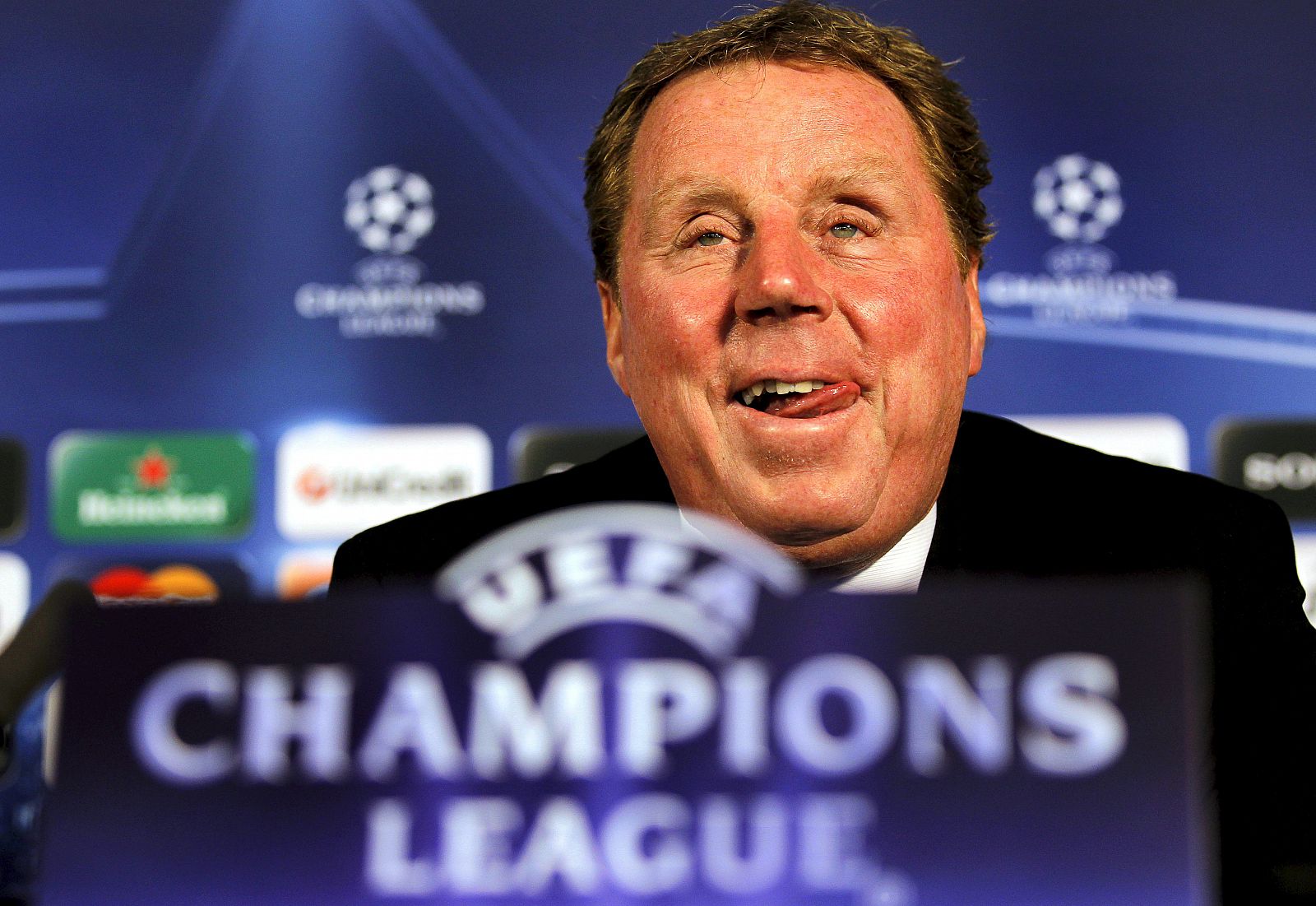 El entrenador del Tottenham Hotspurs, Harry Redknapp, sonrie durante la rueda de prensa.