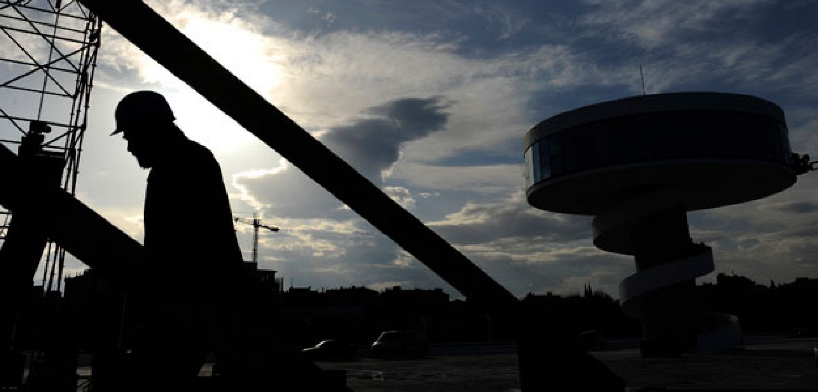 Un trabajador de la construcción en el Centro Niemeyer, un complejo cultural en Avilés, Asturias