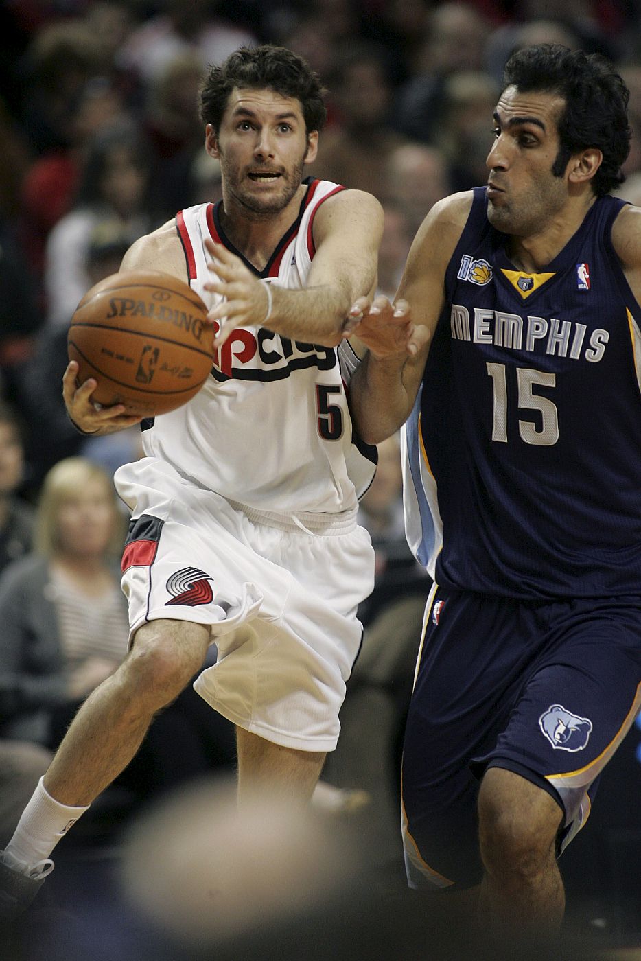 Rudy Fernandez, de Trail Blazers de Portland, recupera el balón ante Haddadi, de Grizzlies de Memphis.