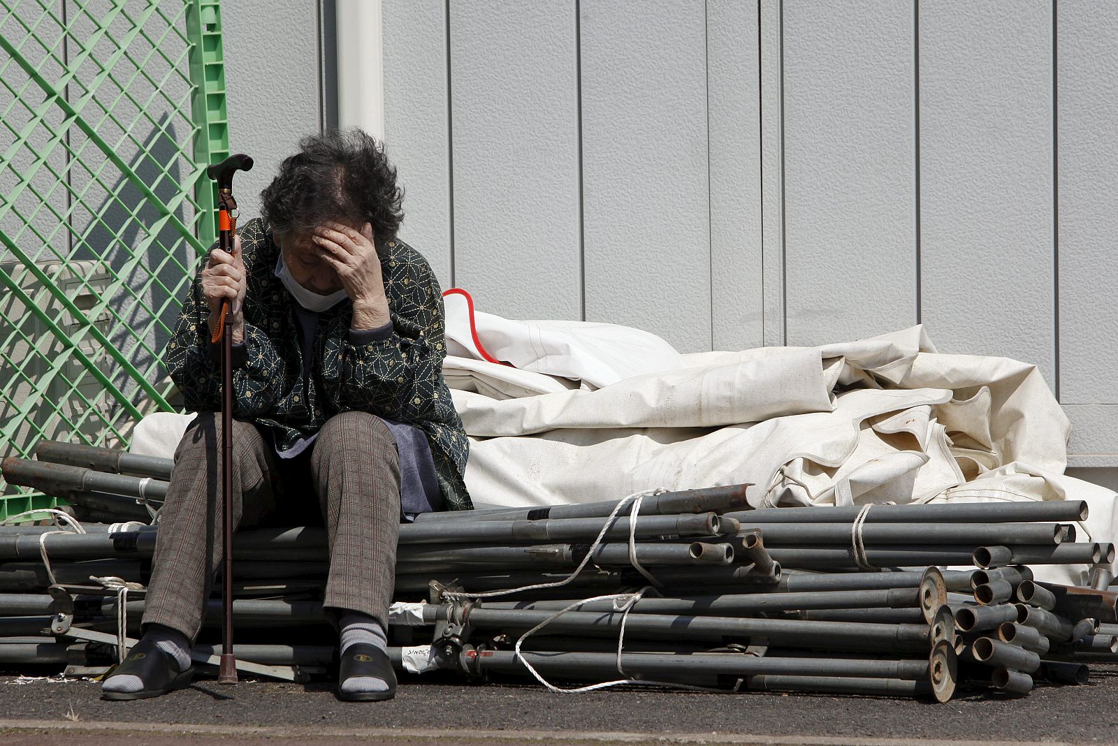 Una anciana descansa en uno de los centros de evacuación habilitados tras el terremoto y posterior tsunami del pasado 11 de marzo de 2011, en Onagawa