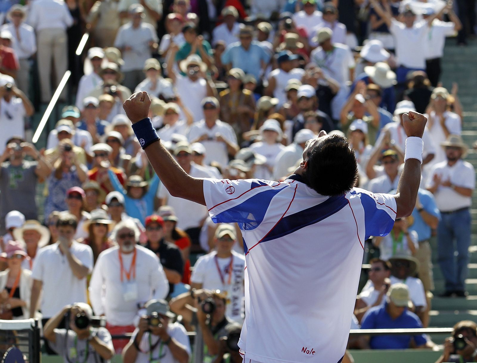 Djokovic celebra el triunfo en el Masters de Miami, en el que batió a Rafa Nadal.