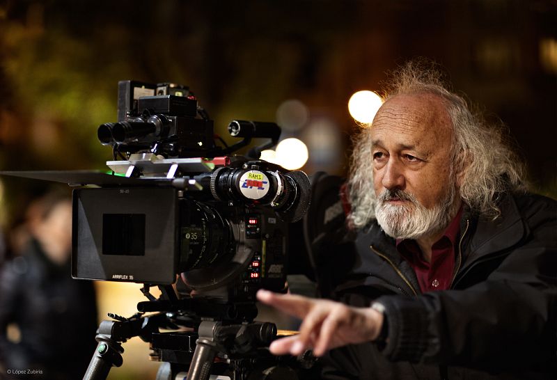 El director Montxo Armendáriz durante el rodaje de 'No tengas miedo'
