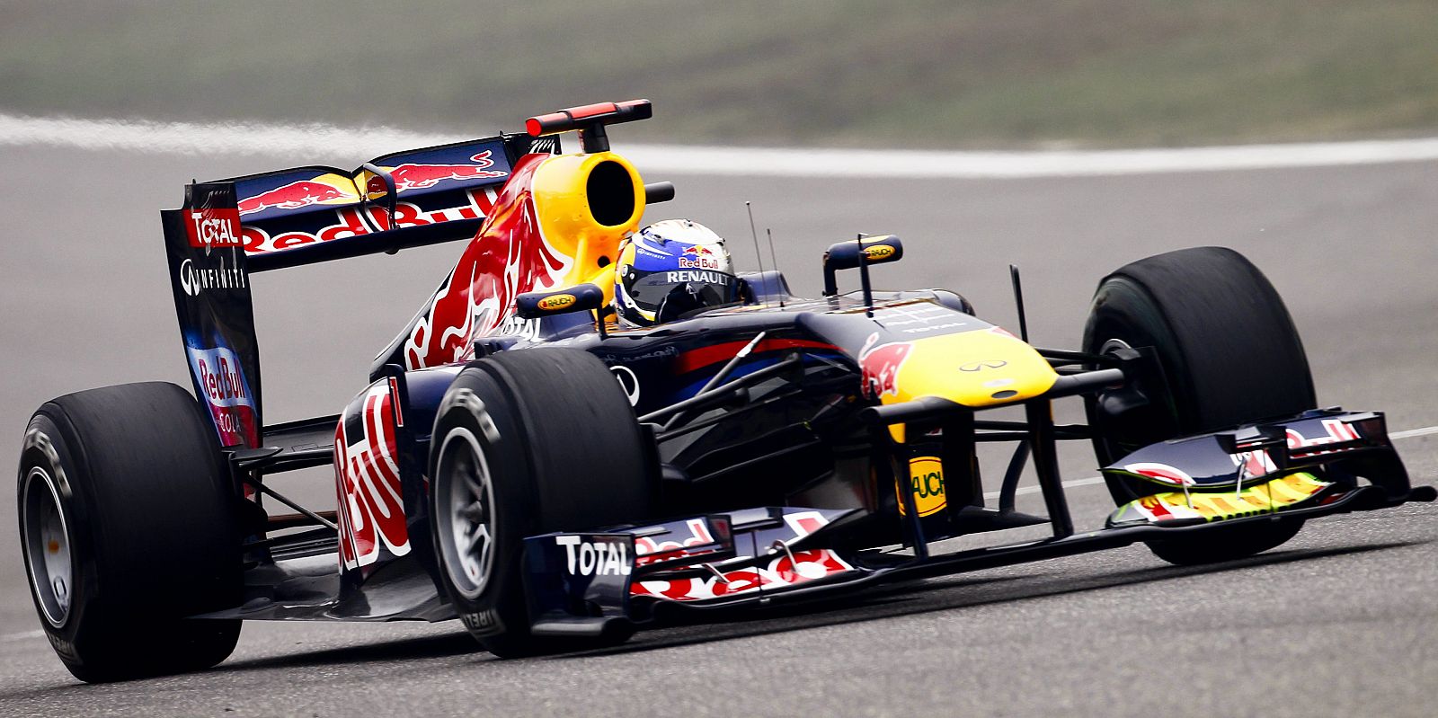 El piloto alemán Sebastian Vettel durante los entrenamientos libres en el circuito internacional de Shanghai.
