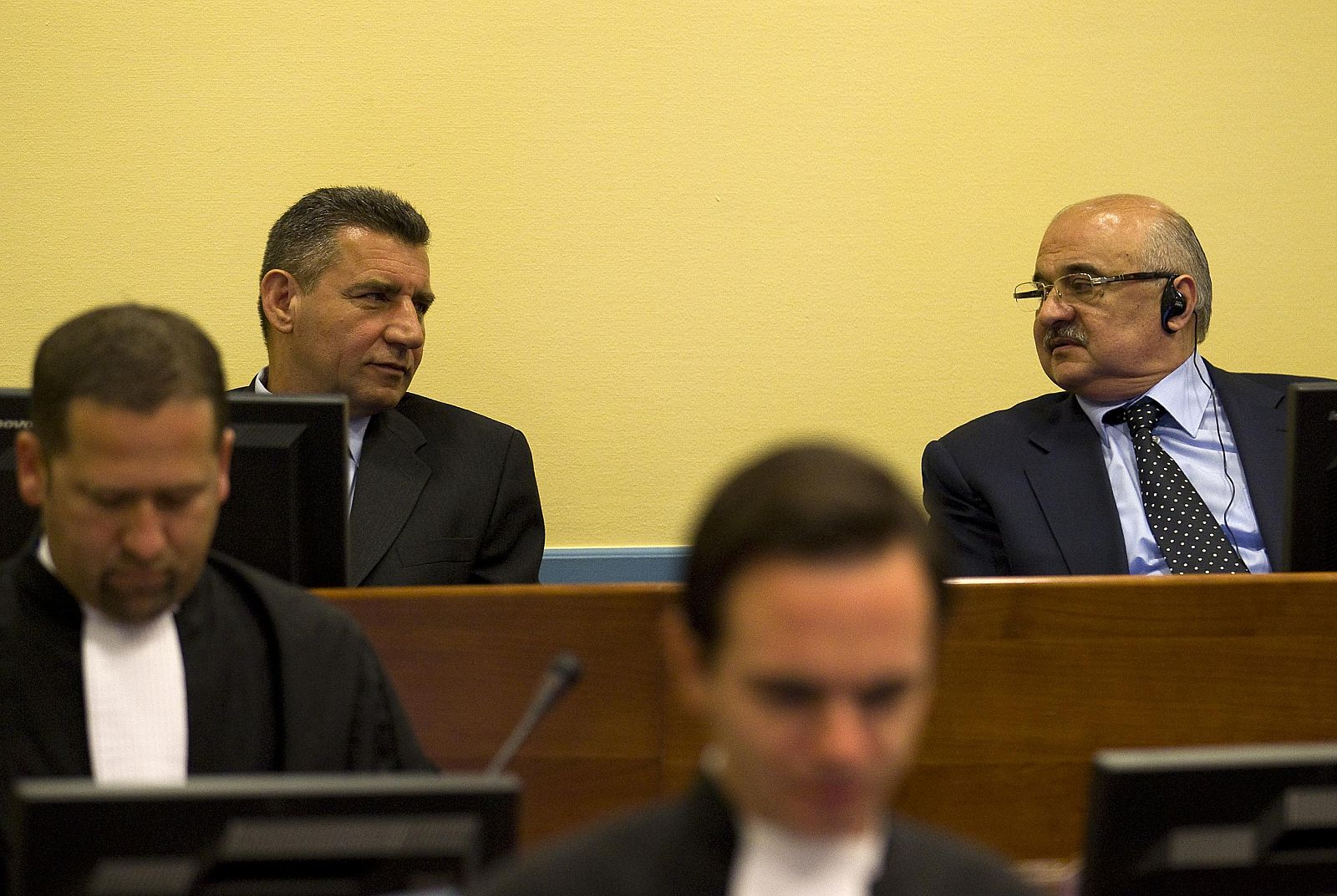 Ante Gotovina (izda) habla con Ivan Cermak durante el juicio en el Tribunal Penal Internacional en La Haya