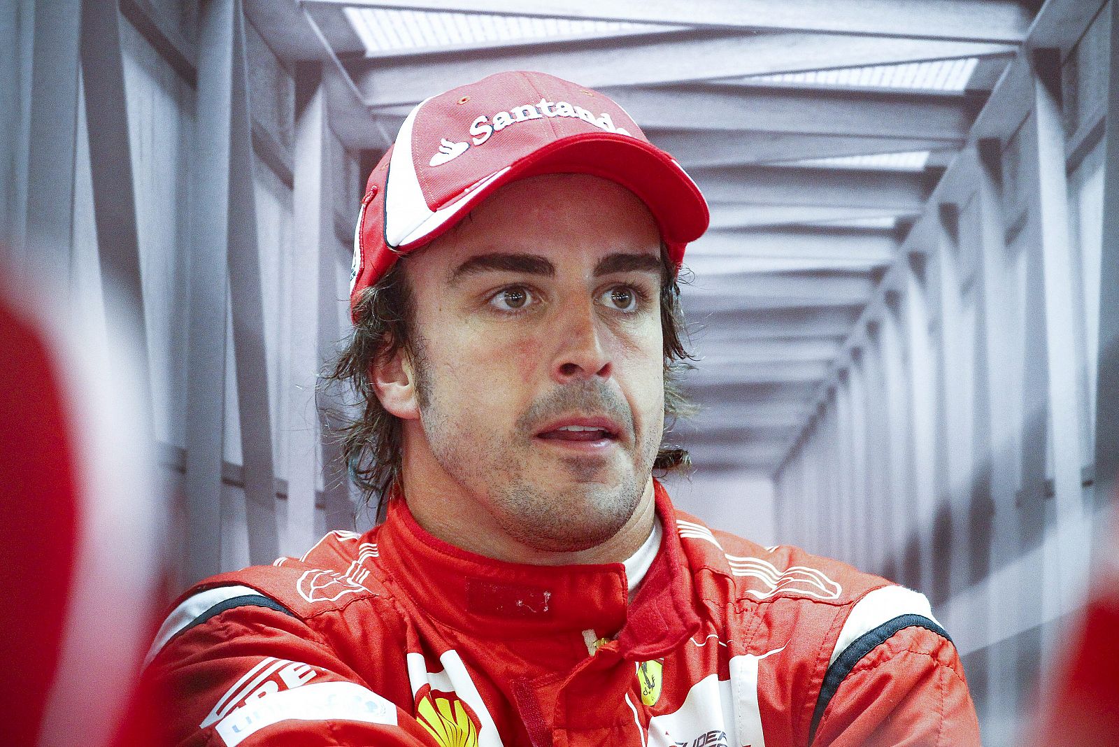 El piloto español de Fórmula Uno Fernando Alonso, de la escudería Ferrari, tras correr la segunda sesión de entrenamiento celebrada en el circuito internacional de Shanghái (China).
