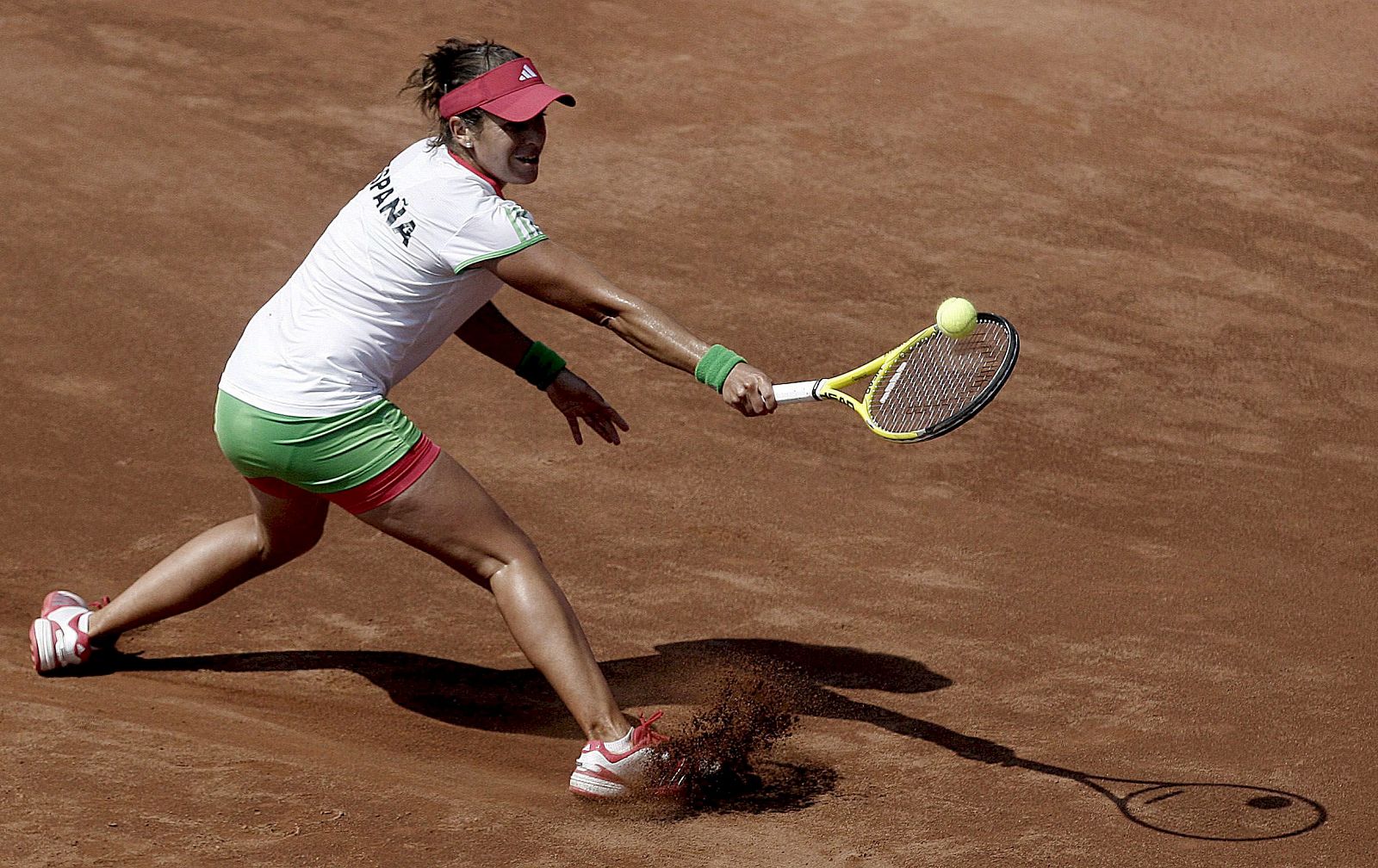 La tenista española Anabel Medina devuelve la bola a la francesa Aravane Rezai