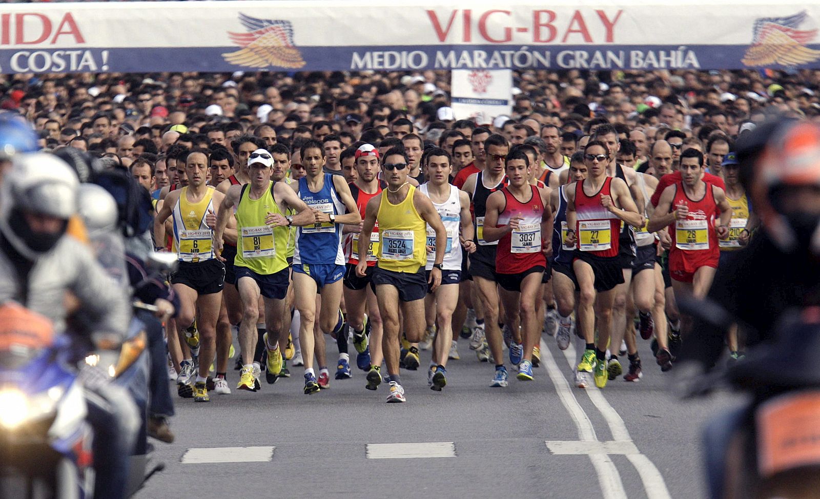 Corredores de la media maratón Big - Bay, que une las poblaciones de Vigo y Bayona.