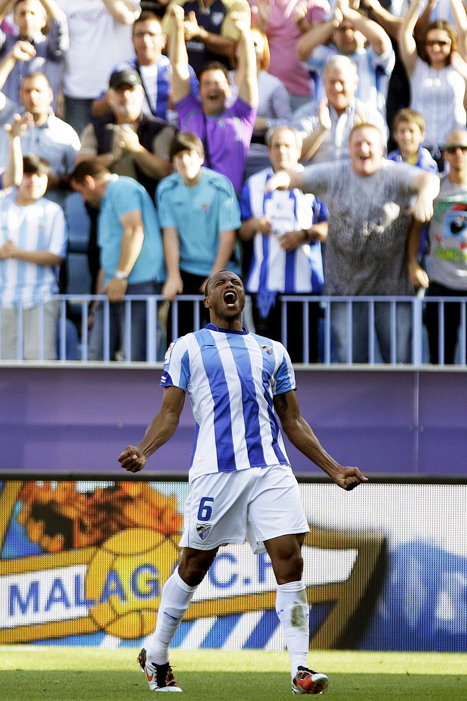 El delantero hispano-brasileño del Málaga C.F., Julio César Baptista, celebra el segundo gol ante el RCD Mallorca