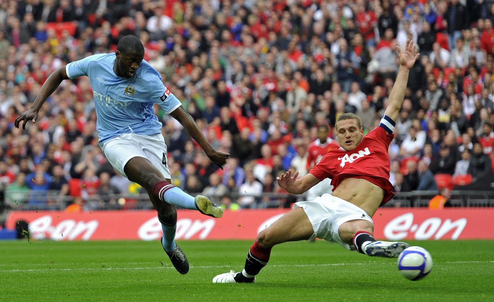 Yaya Toure marca el gol de la victoria del Manchester City ante sus vecinos y rivales del Manchester United para llegar a la final de la FA Cup.