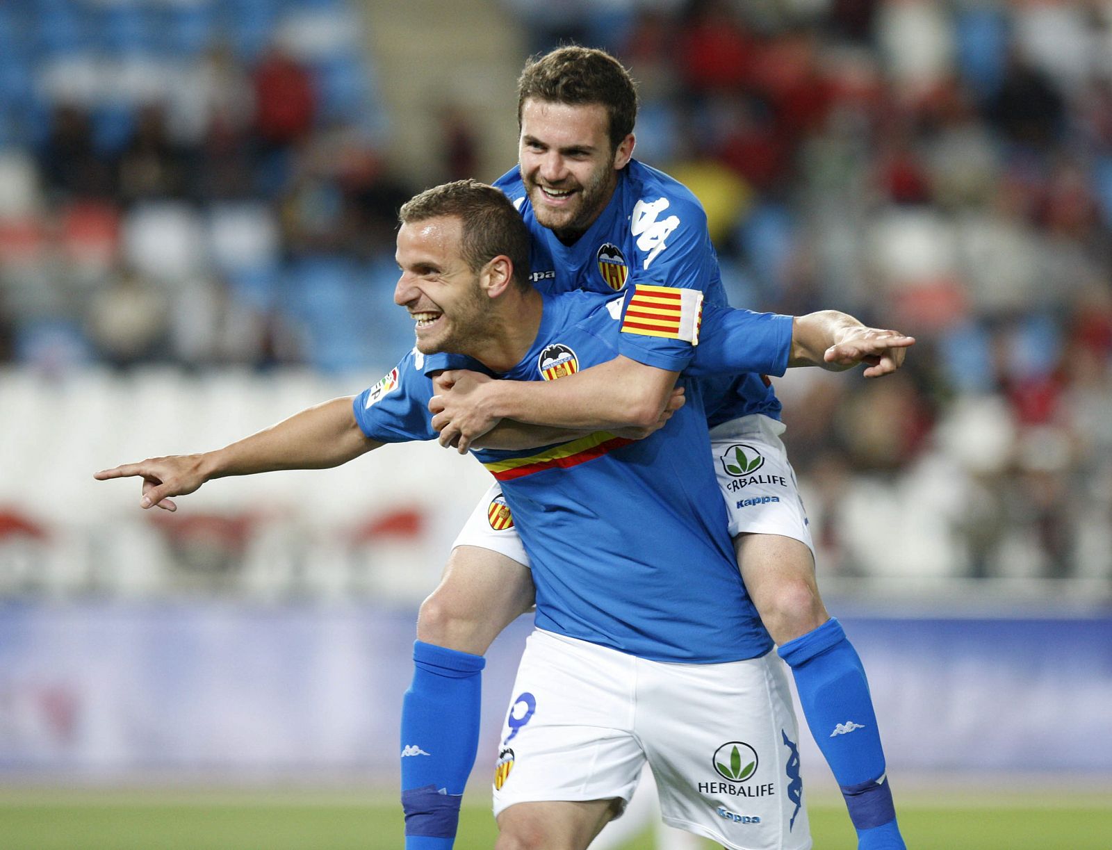 Roberto Soldado celebra su gol con su compañero Juan Manuel Mata.