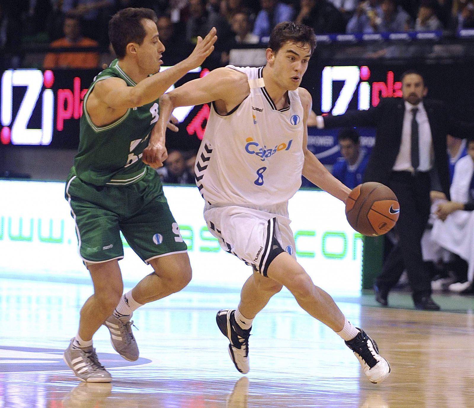 El jugador checo del Cajasol, Tomas Satoransky, bota la pelota ante la oposición de Niccolo Cazzolato, del Benetton.