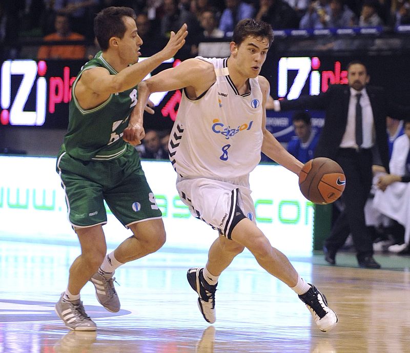 El jugador checo del Cajasol, Tomas Satoransky, bota la pelota ante la oposición de Niccolo Cazzolato, del Benetton.