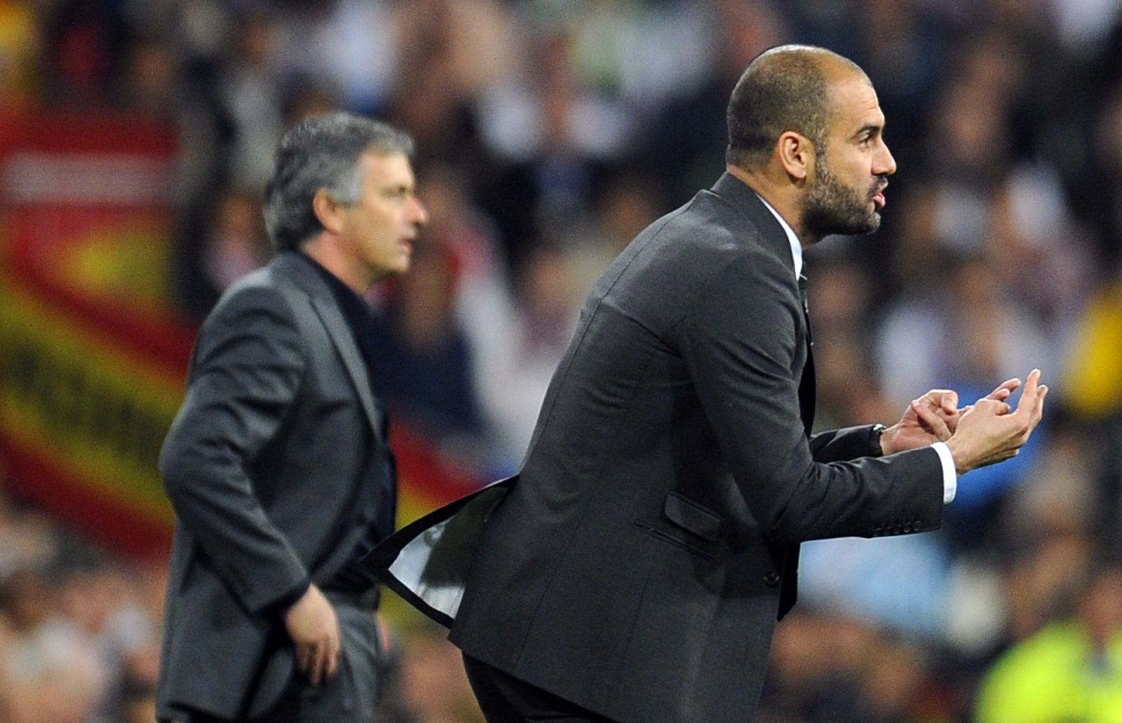 Guardiola da instrucciones a sus jugadores desde la banda.