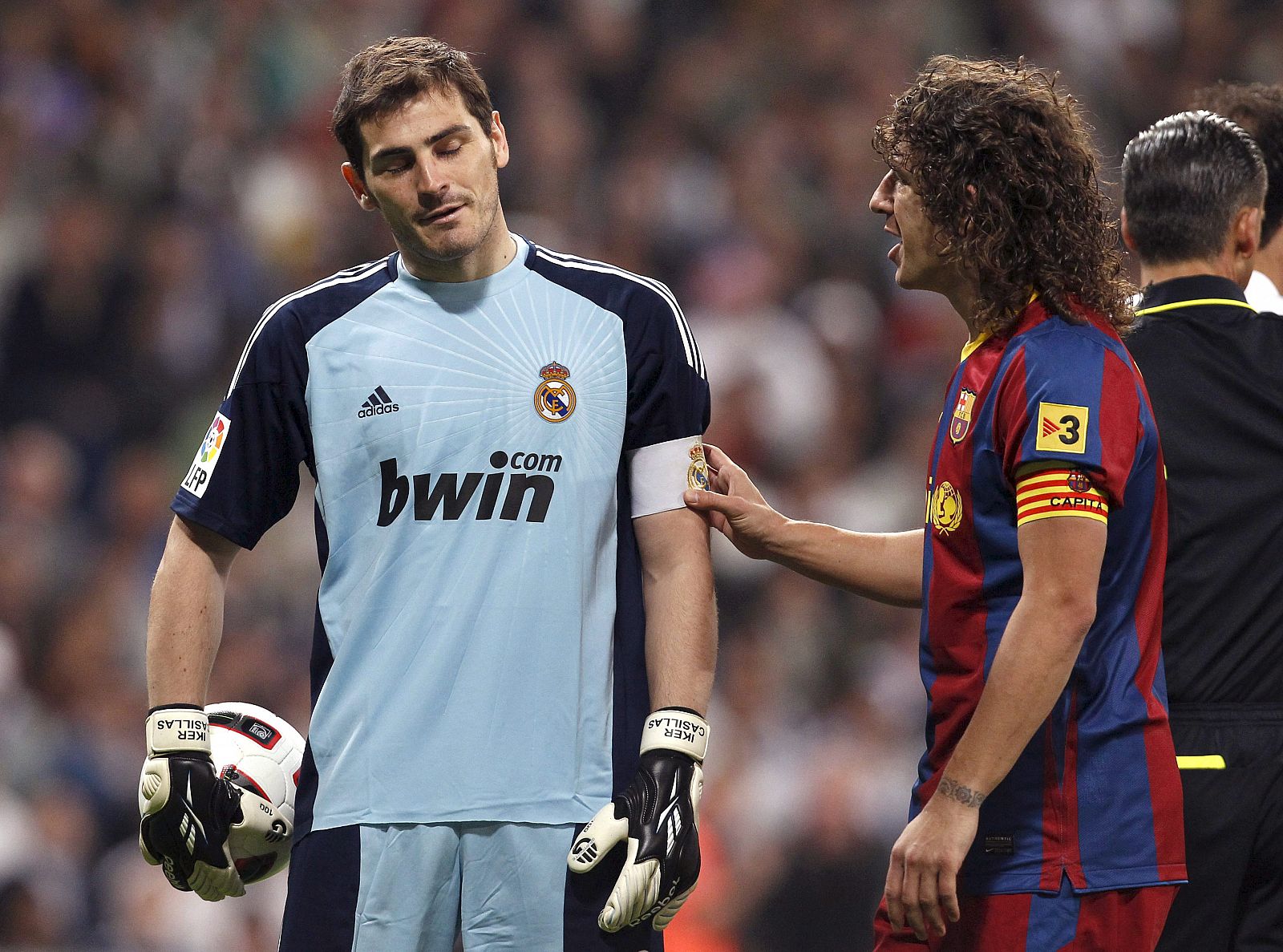 El portero del Real Madrid Iker Casillas conversa con el defensa del Barcelona Carles Puyol.