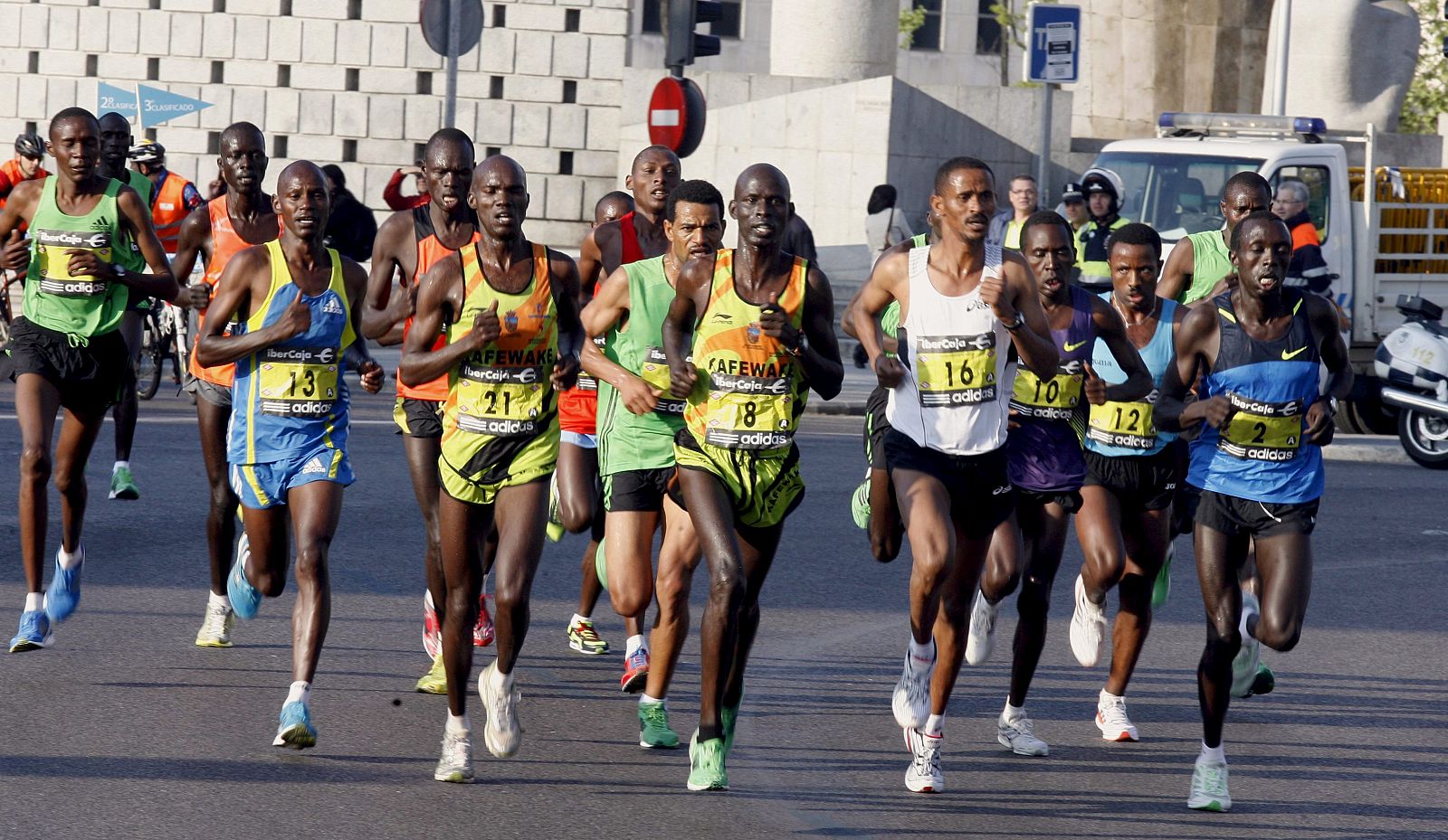 Cabeza del Maratón de Madrid a su paso por la madrileña plaza de Castilla.