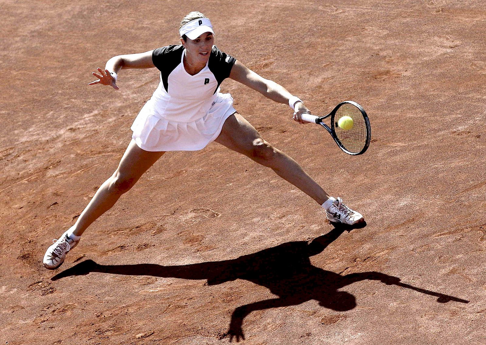 La tenista española Mª José Martínez devuelve una bola durante su enfrentamiento con la francesa Aravane Rezaï