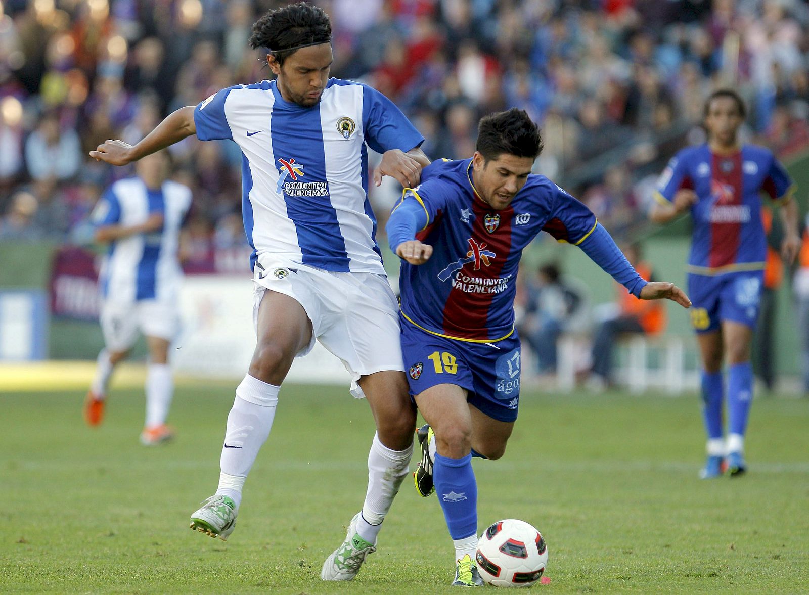 El jugador del Levante, Xisco Muñoz, disputa el balón con el mediocentro del Hércules, Abel Aguilar.