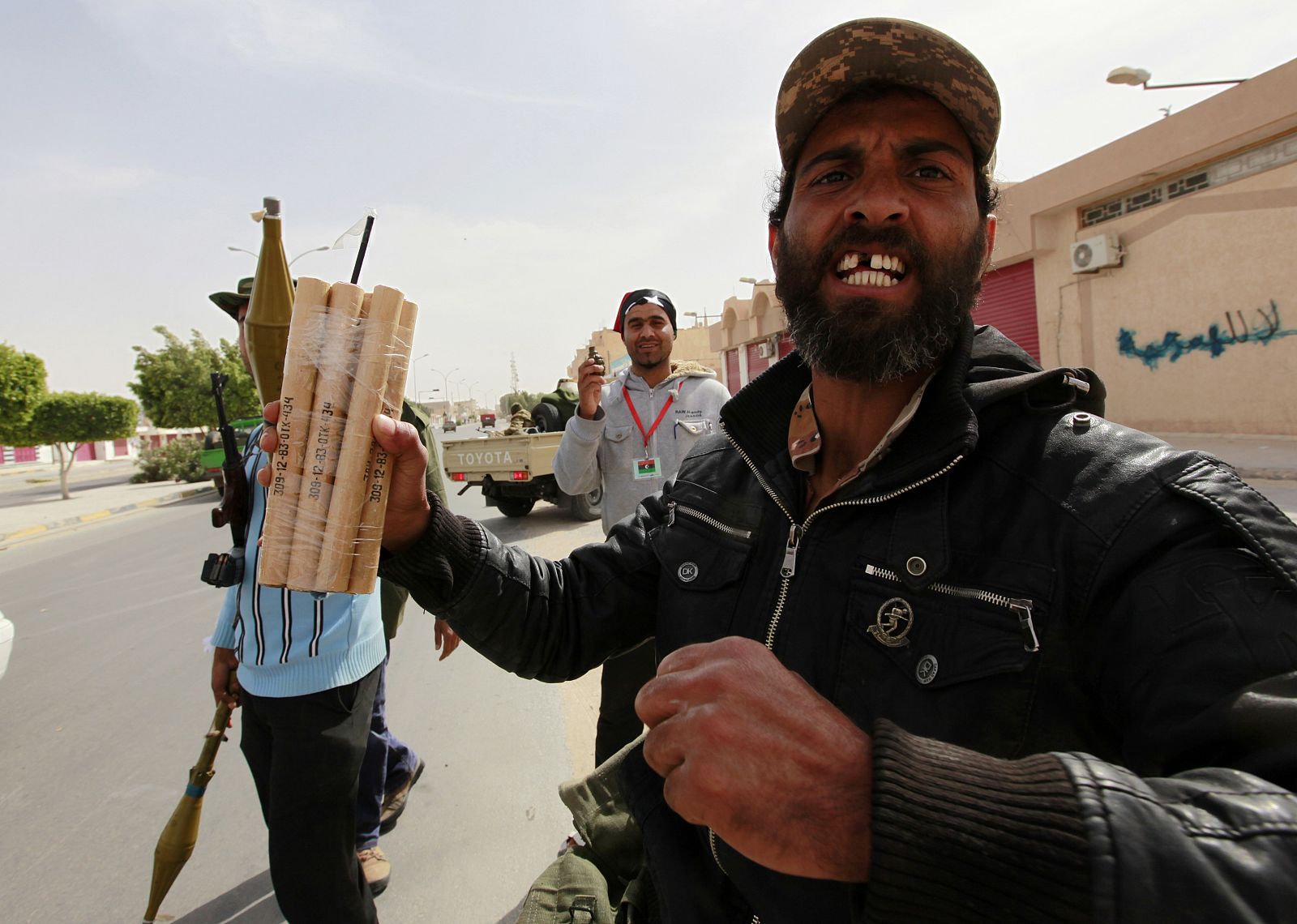 Un rebelde armado con dinamita en la ciudad libia de Ajdabiya, hacia donde avanzan las tropas rebeldes