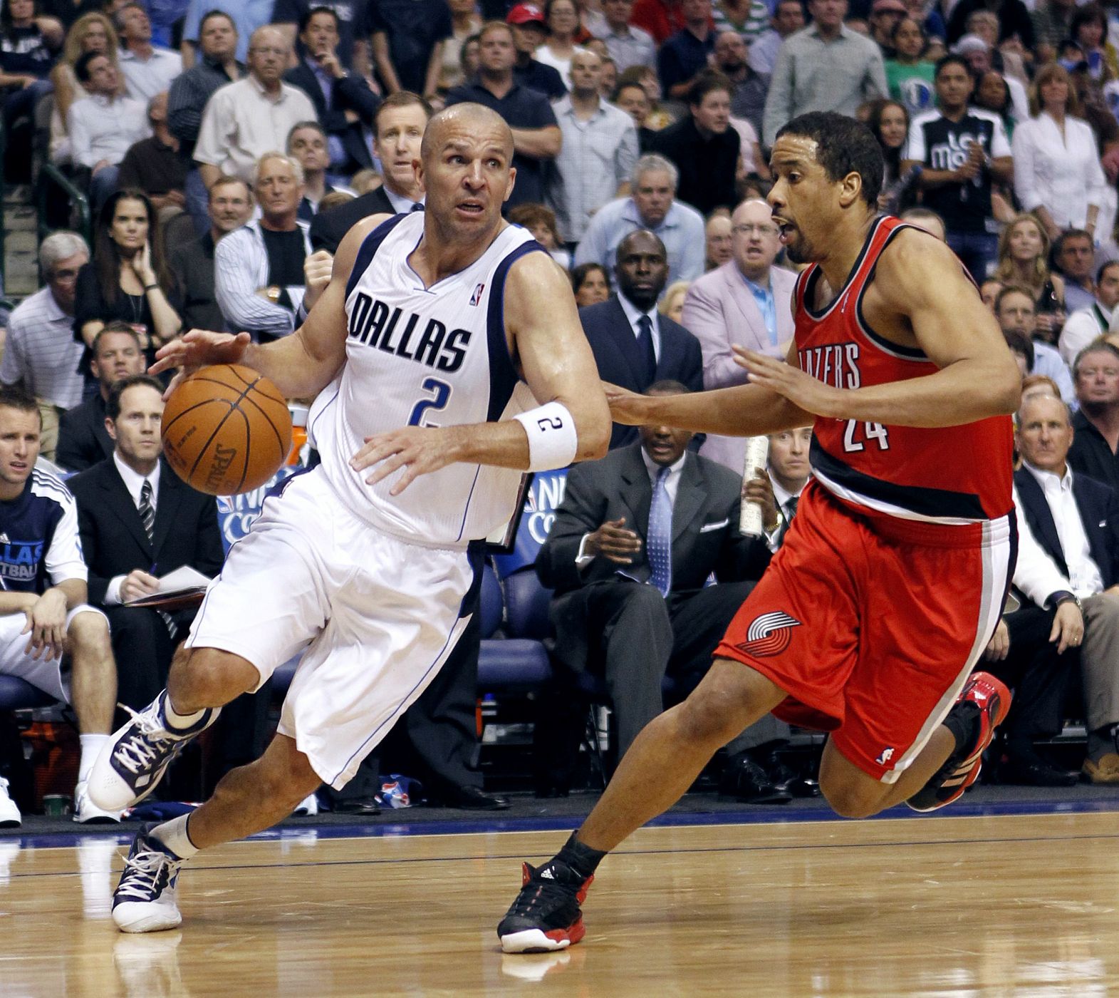 El jugador de los Dallas Mavericks Kidd ante el de los Portland Trail Blazers Miller.