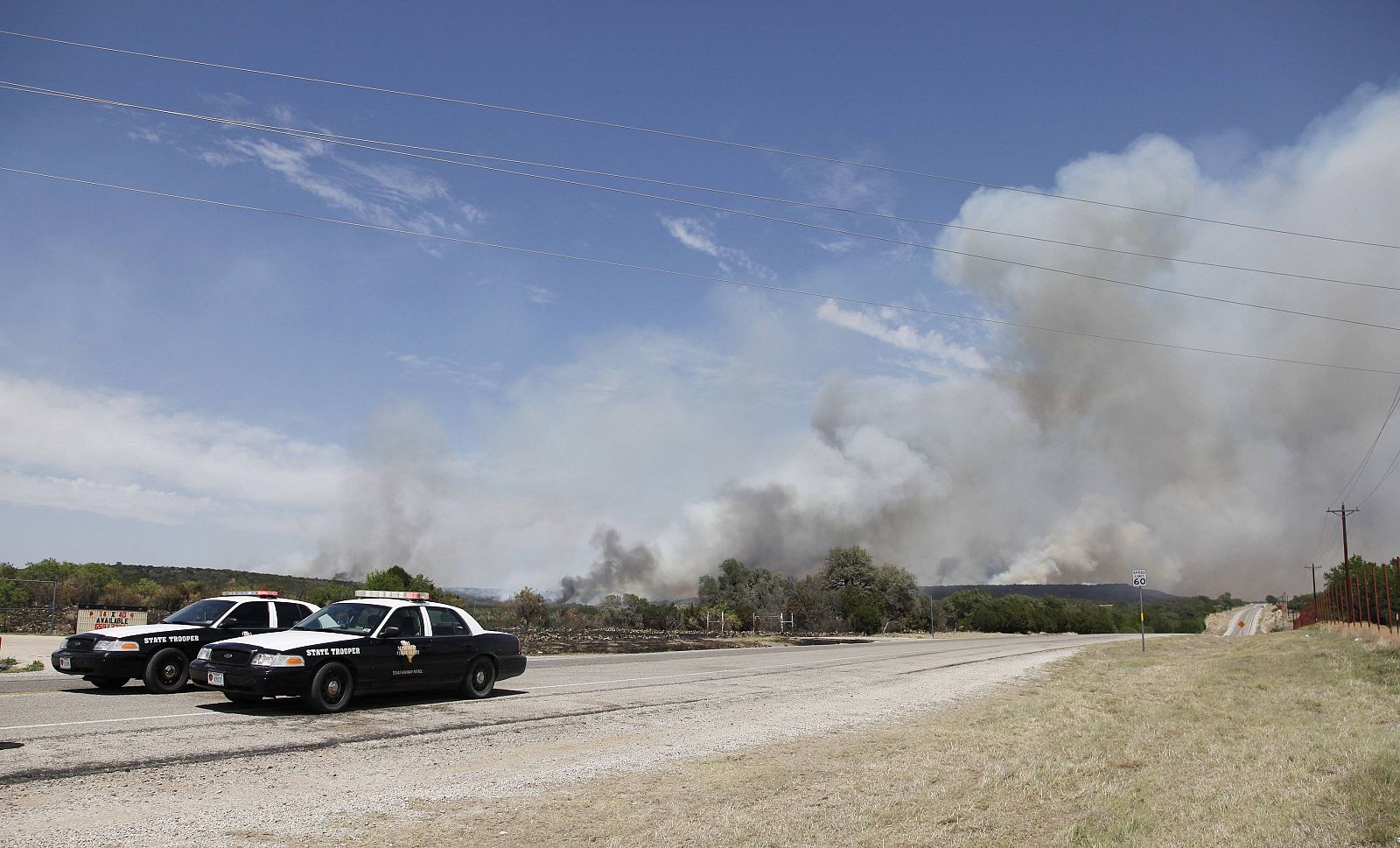 Las altas temperaturas y los fuertes vientos complican las labores de los operarios que intentan contener el fuego.