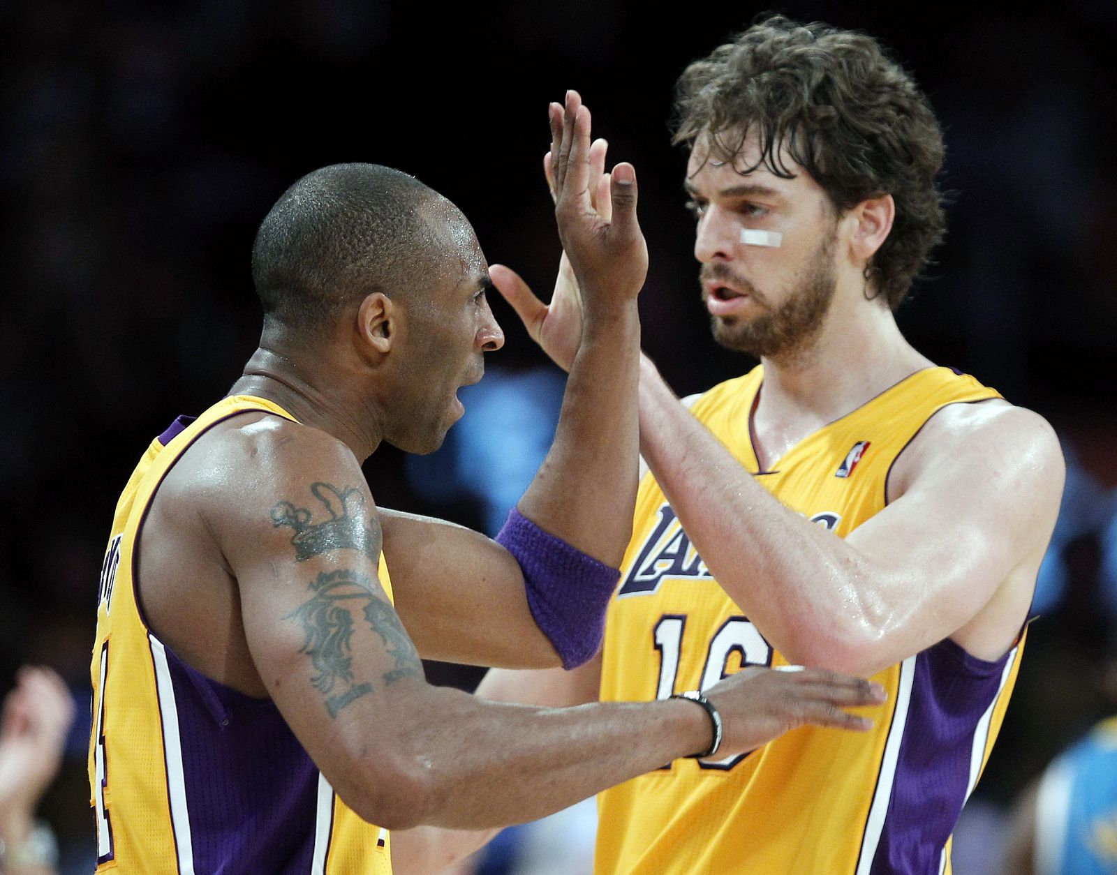 Kobe Bryant junto a su compañero de equipo Pau Gasol.