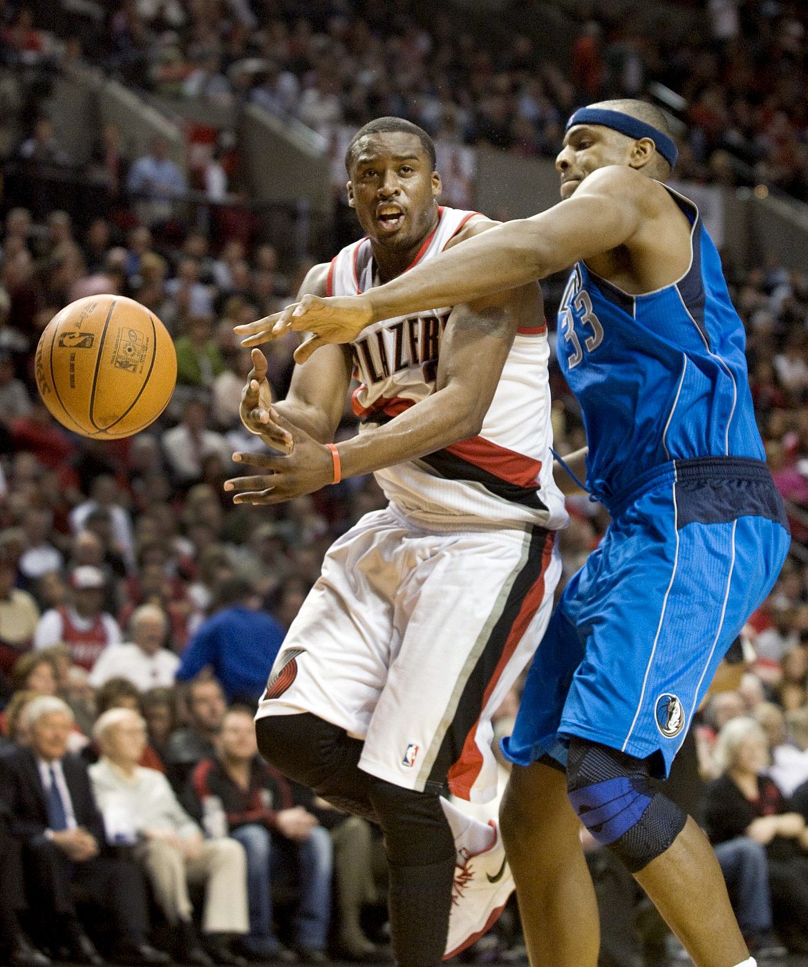 Portland Wesley Matthews (izq) lucha por el balón con Brendan Haywood (dcha).