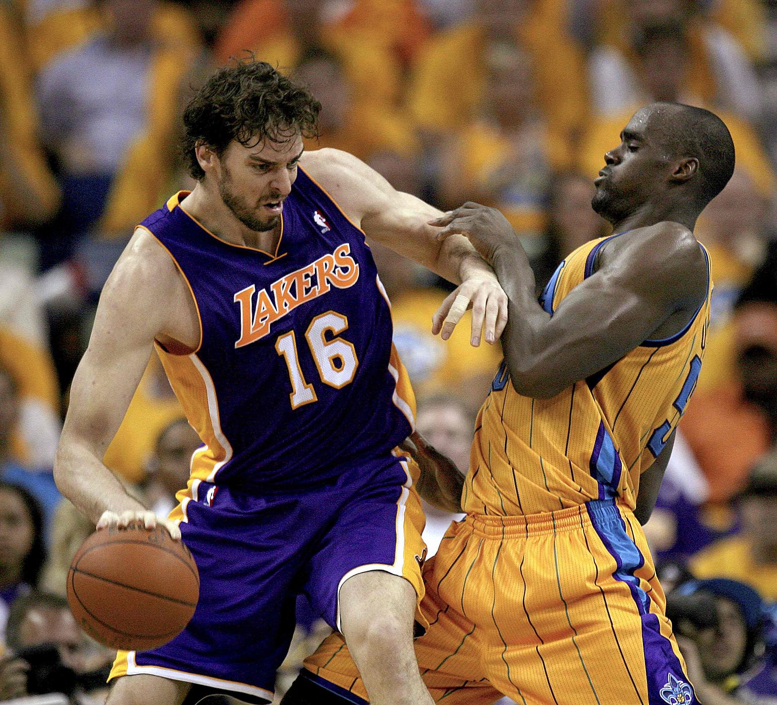 Pau Gasol pugna con Emeka Okafor en una jugada del partido de Nueva Orleans.