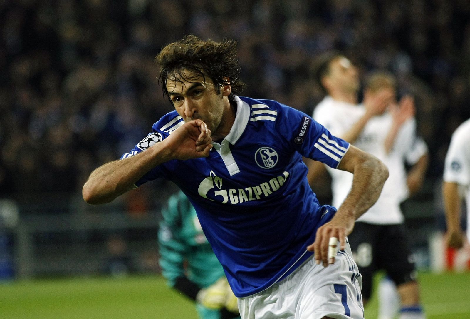 El delantero español del Schalke 04, Raúl González, celebra un gol.