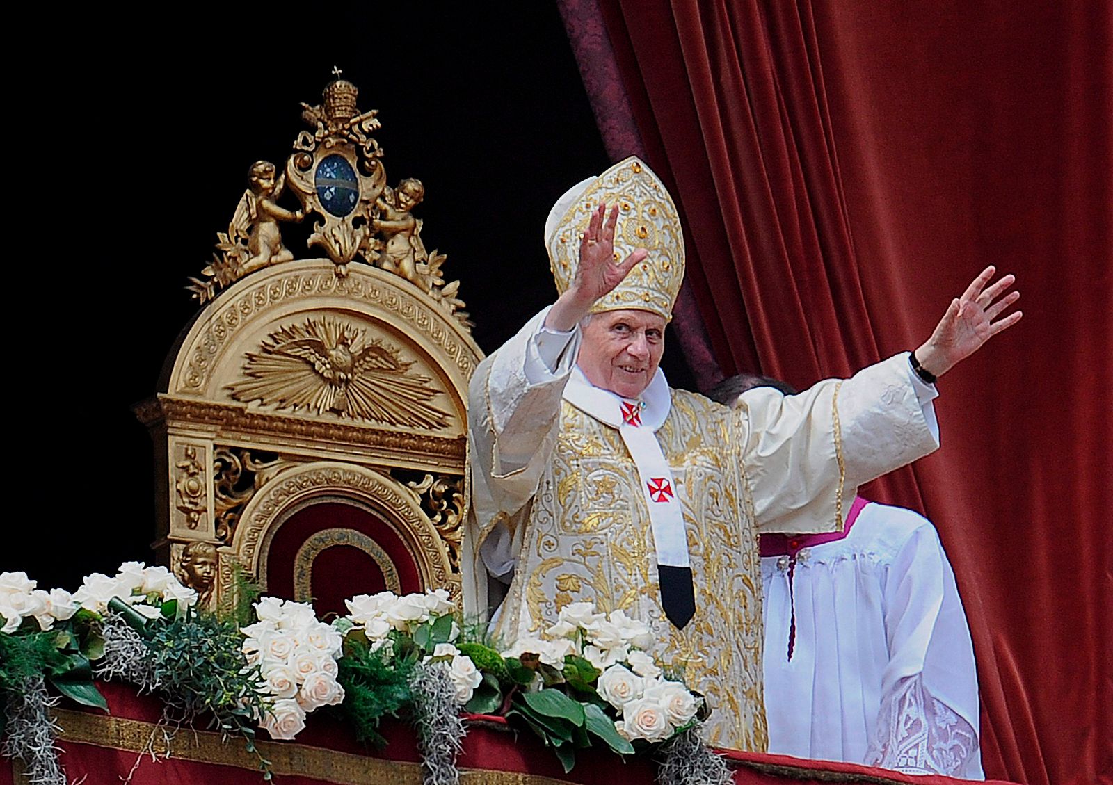 El papa Benedicto XVI imparte la bendición "Urbi et Orbi", a la ciudad de Roma, tras oficiar la misa solemne del Domingo de Resurrección en la plaza de San Pedro del Vaticano.